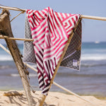 Pink Relaxation - Sandabweisendes Strandtuch mit Geheimfach - WOODSANDWAVES