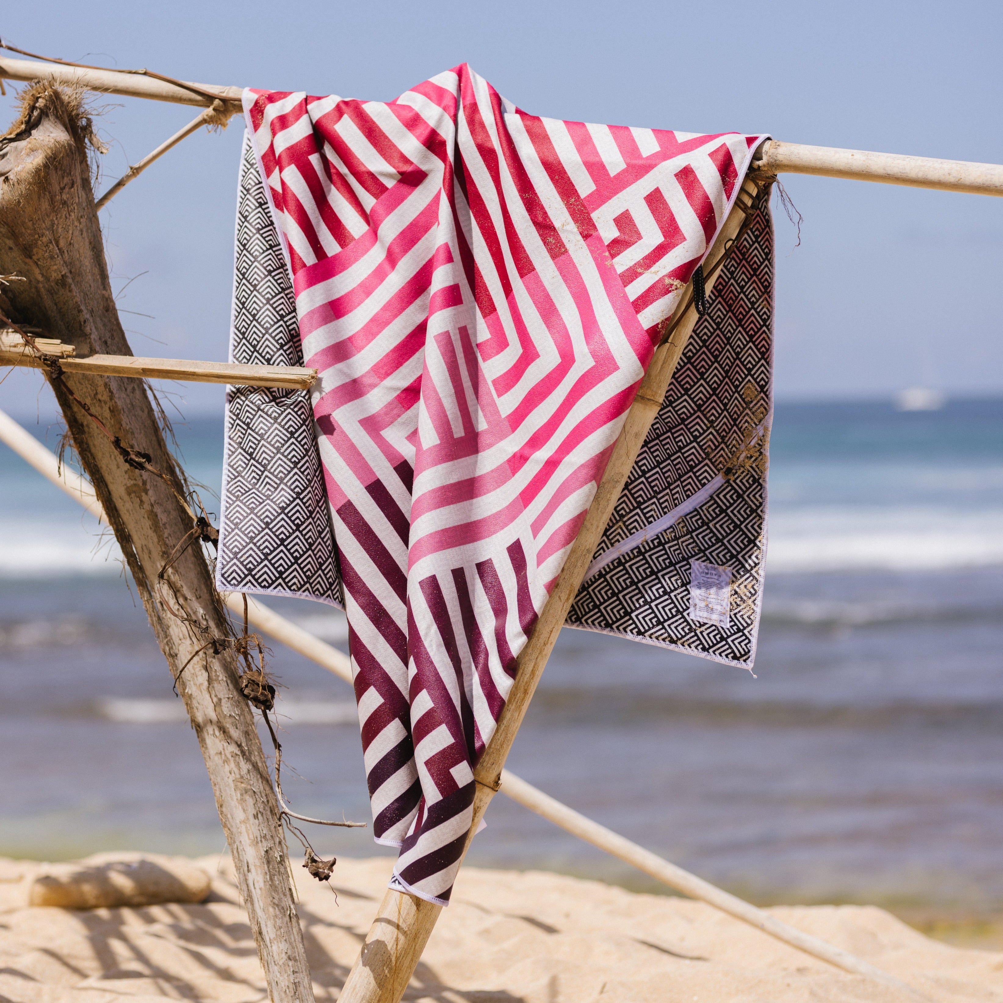 Pink Relaxation - Sandabweisendes Strandtuch mit Geheimfach - WOODSANDWAVES