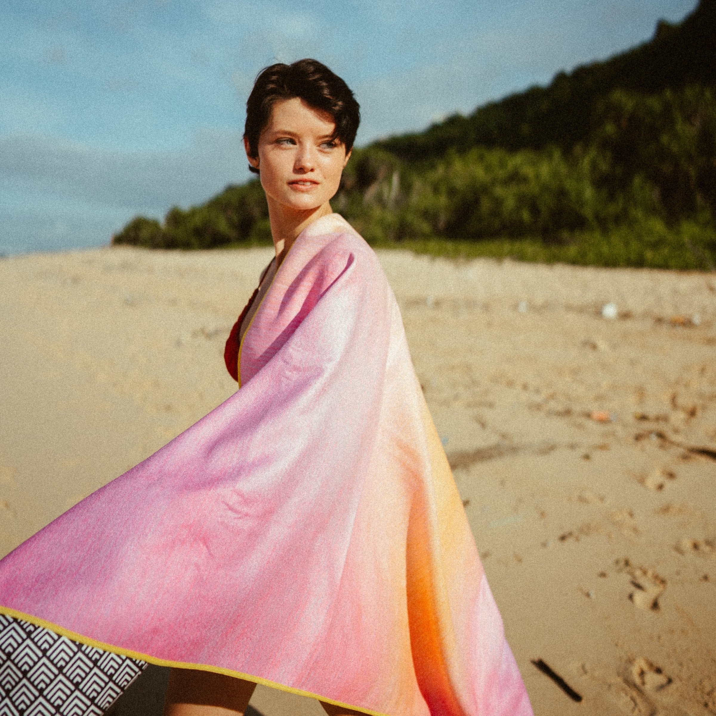 Peaceful Heaven - Sandabweisendes Strandtuch mit Geheimfach - WOODSANDWAVES