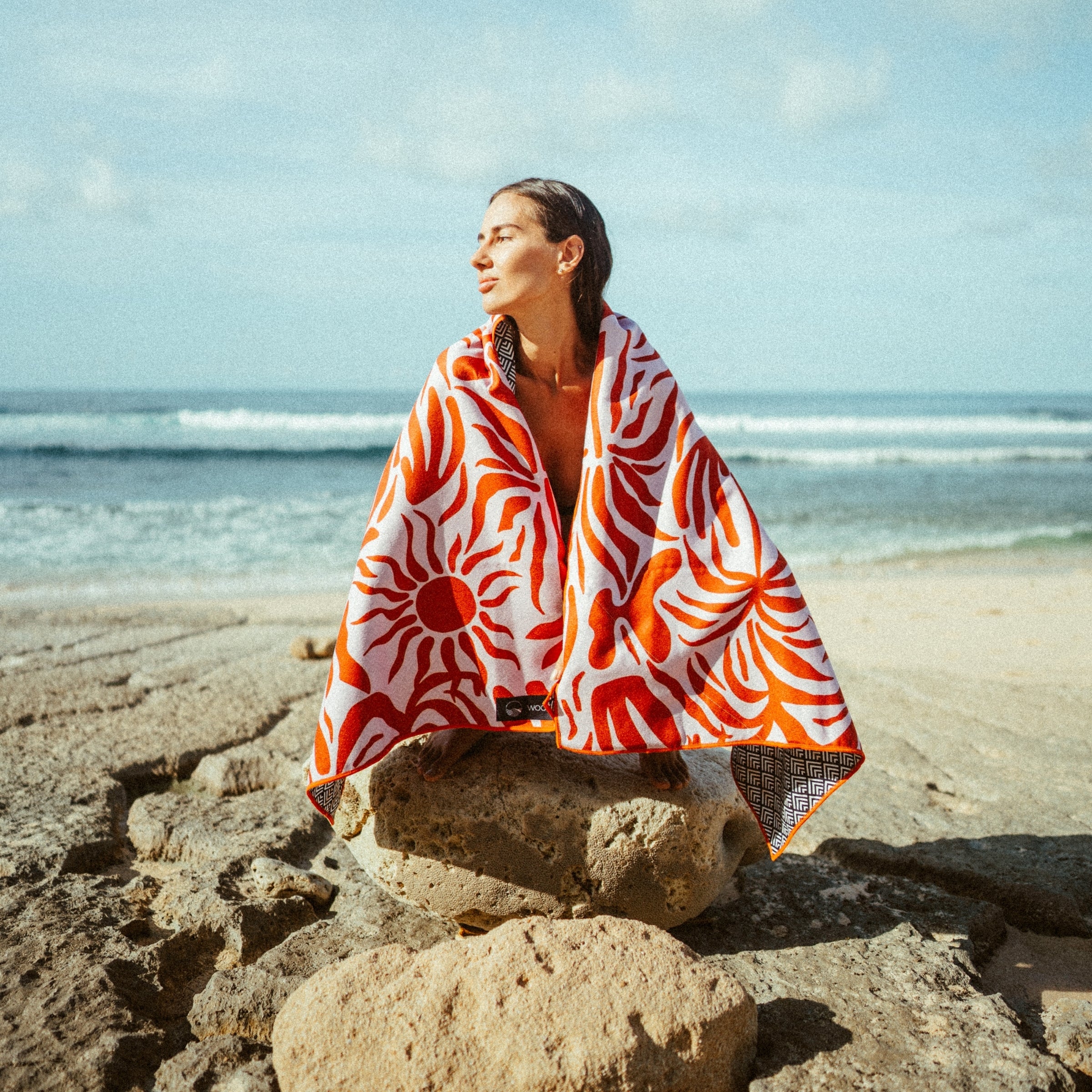 Burning Sun- Sandabweisendes Strandtuch mit Geheimfach - WOODSANDWAVES