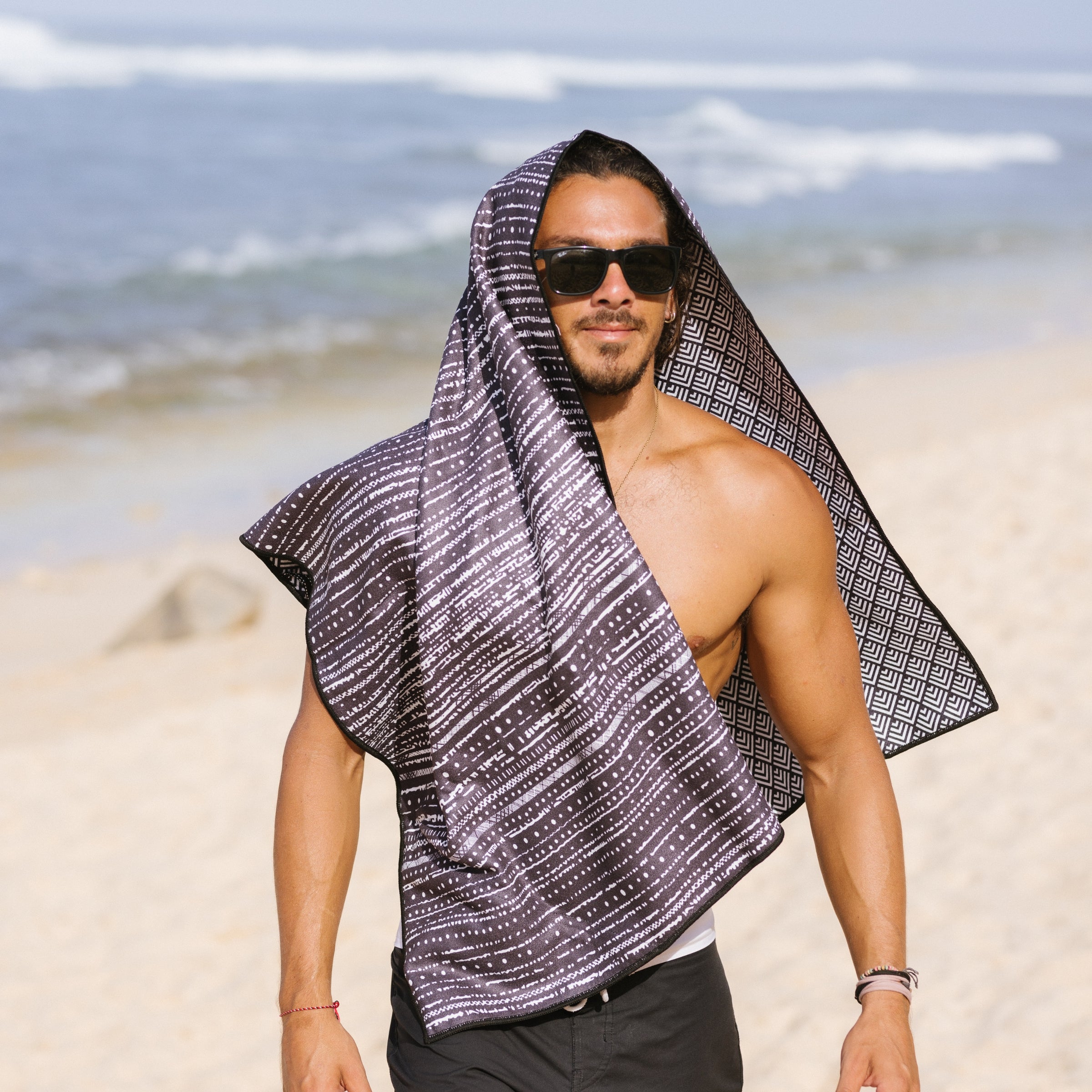 Dark Mind - Sandabweisendes Strandtuch mit Geheimfach - WOODSANDWAVES