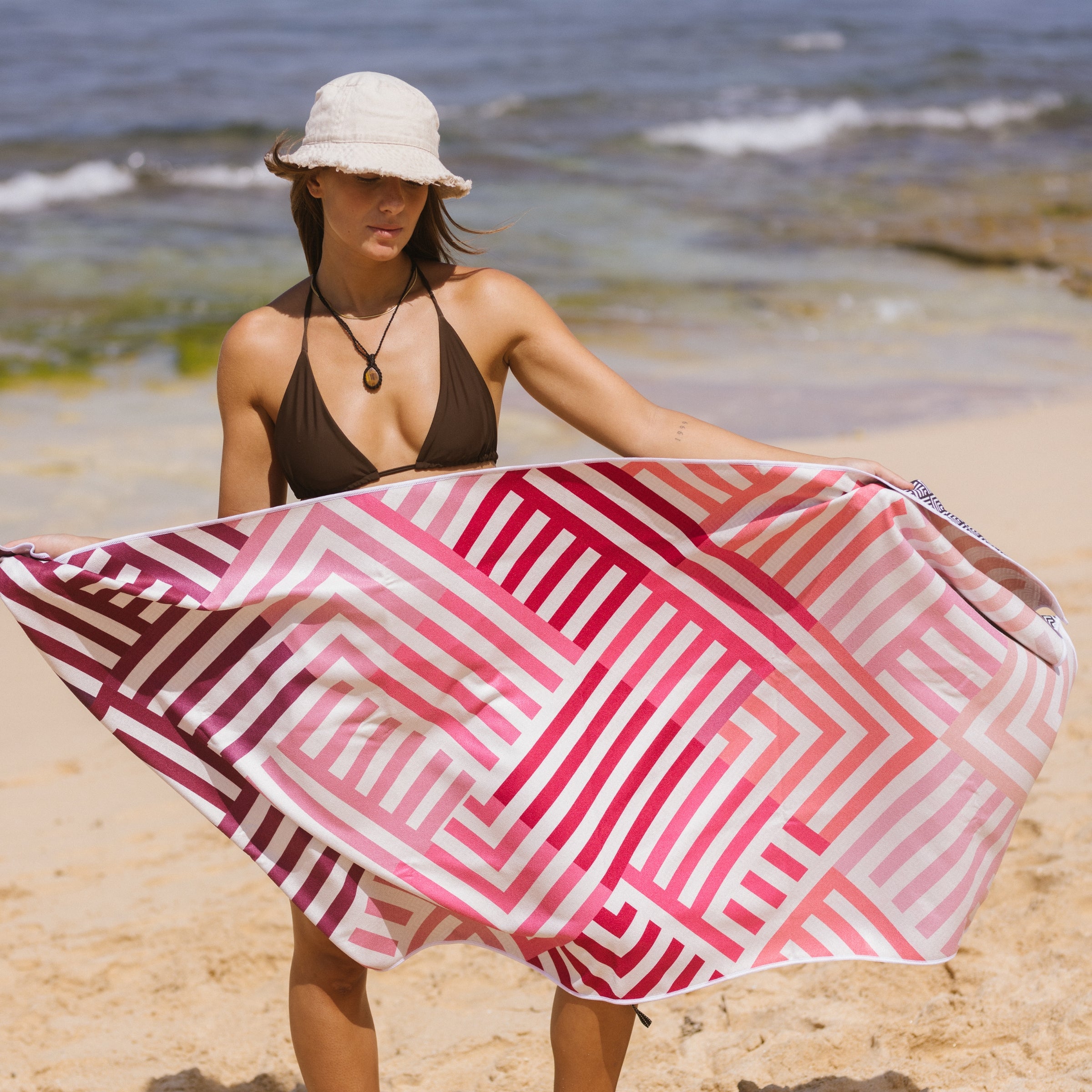 Pink Relaxation - Sandabweisendes Strandtuch mit Geheimfach - WOODSANDWAVES