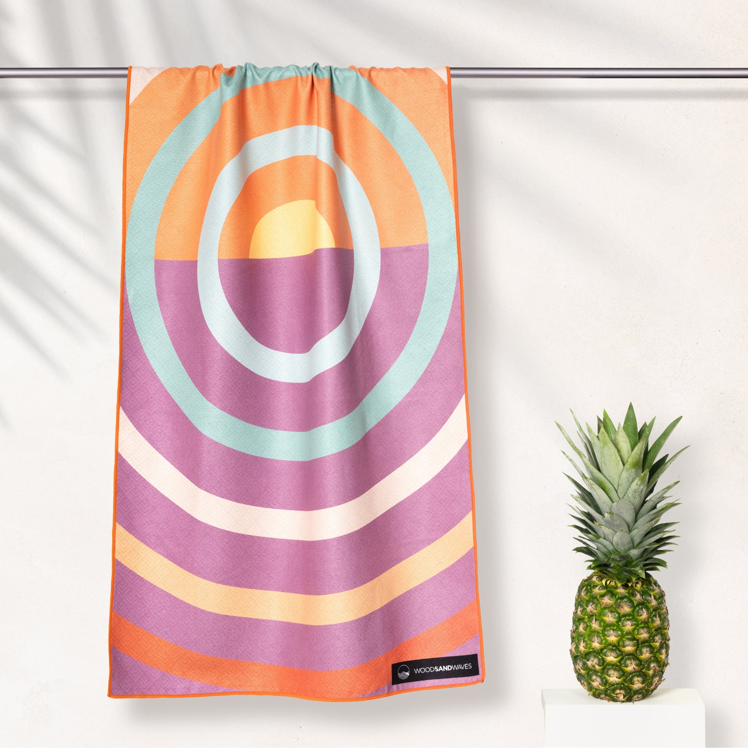 Slow Sunrise - Sandabweisendes Strandtuch mit Geheimfach - WOODSANDWAVES