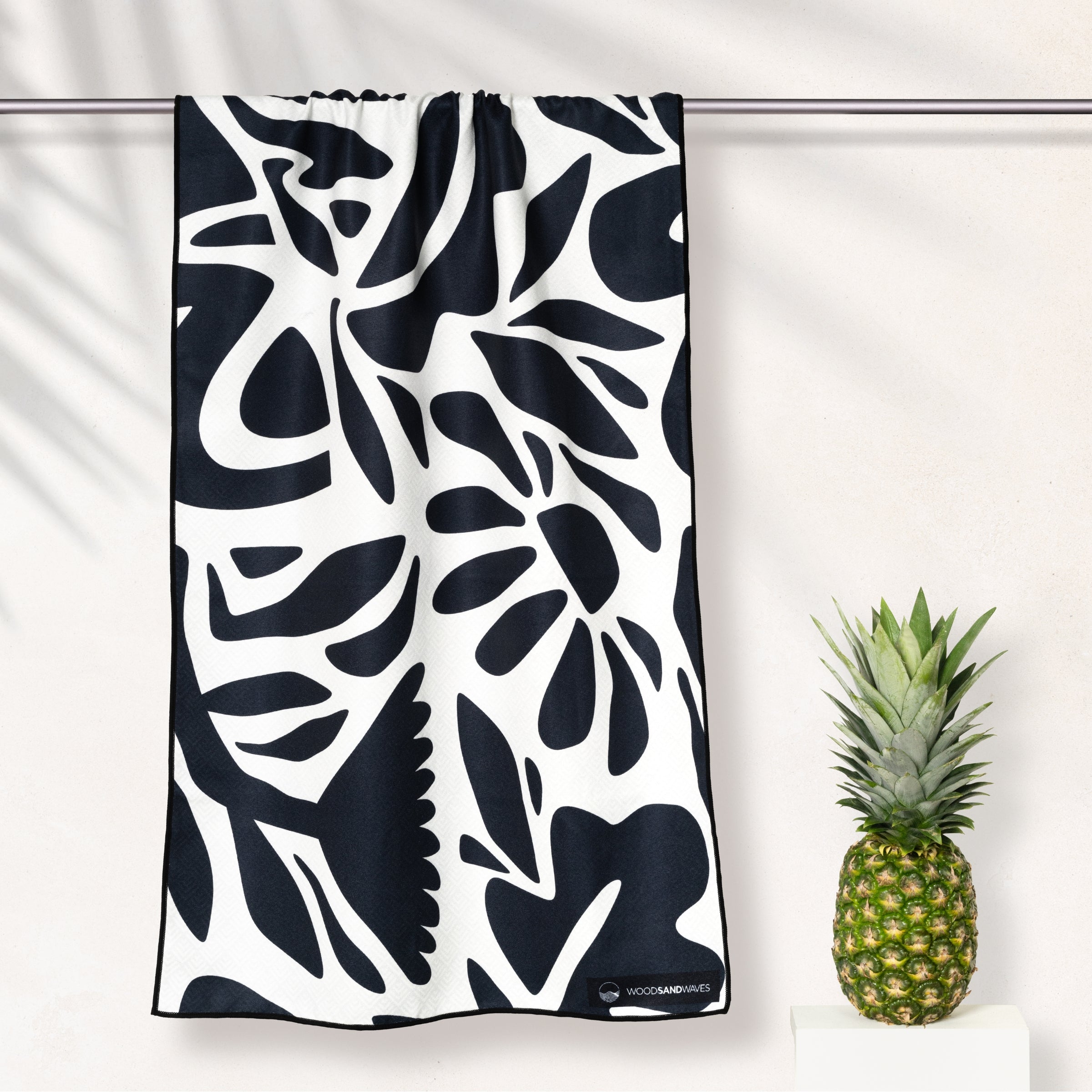 Midnight Florals - Sandabweisendes Strandtuch mit Geheimfach - WOODSANDWAVES