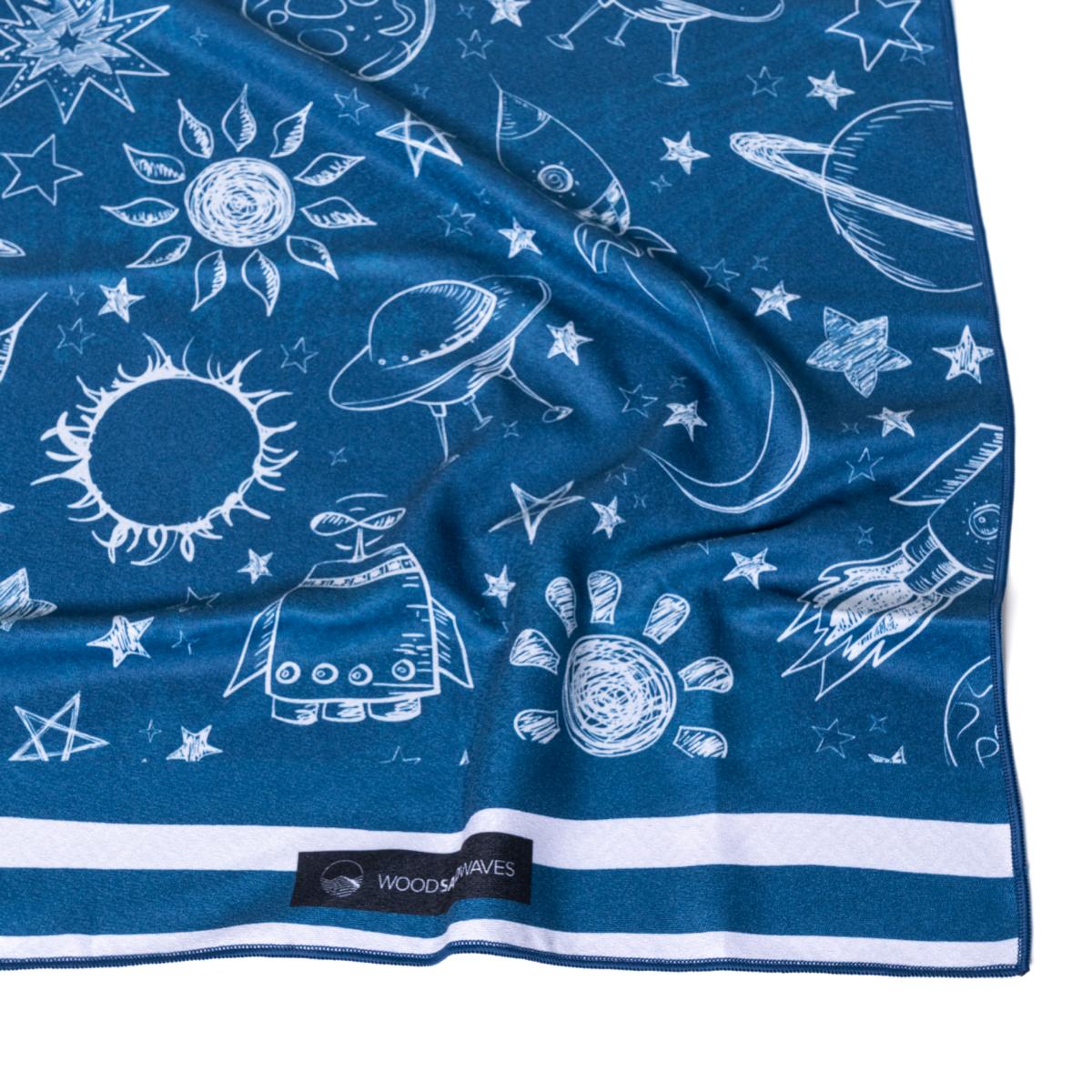 Galaxy Quest - Strandtuch für Kinder - schadstofffrei, schnelltrocknend & sanft zur Haut (140cm x 70cm) - WOODSANDWAVES