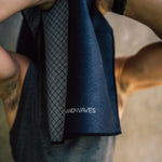 Clear Black - Sporthandtuch mit Magnet & Zipper-Tasche - WOODSANDWAVES