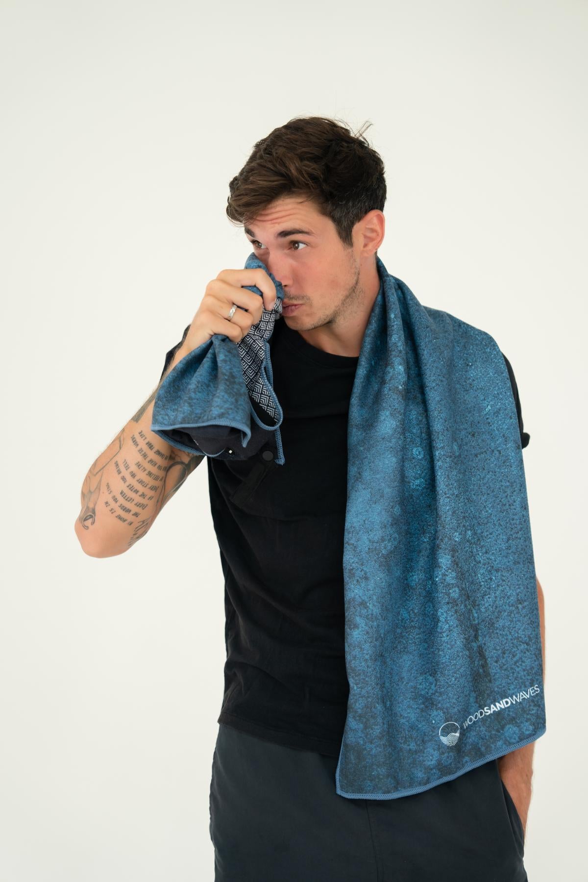 Blue Rebel - Sporthandtuch mit Magnet & Zipper-Tasche - WOODSANDWAVES