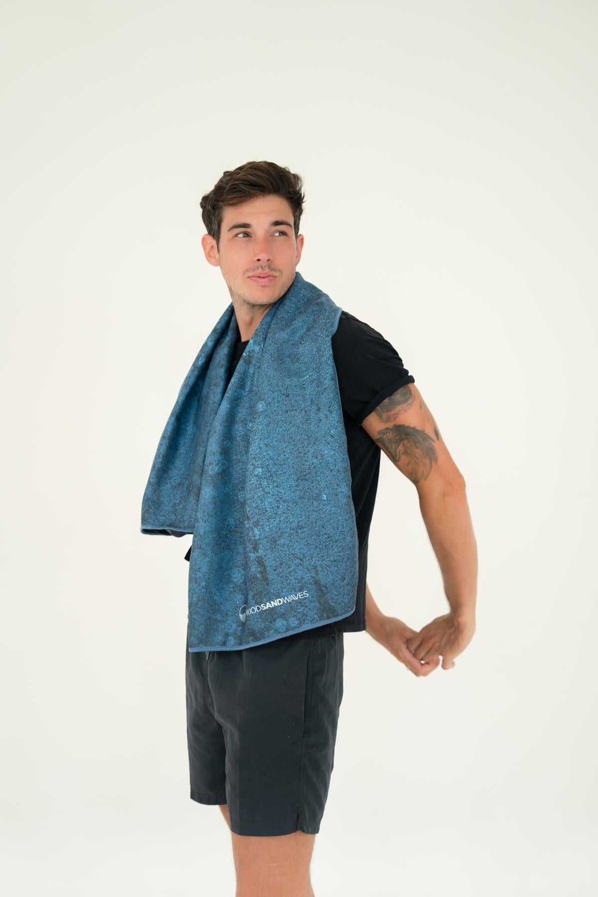 Blue Rebel - Sporthandtuch mit Magnet & Zipper-Tasche - WOODSANDWAVES