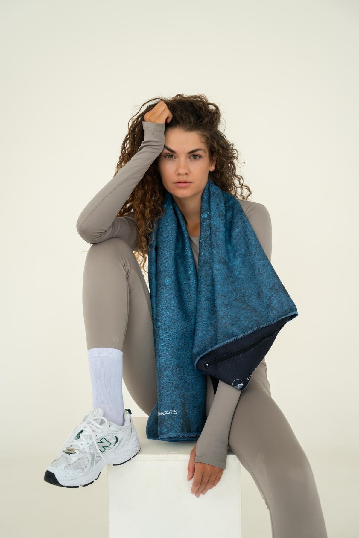 Blue Rebel - Sporthandtuch mit Magnet & Zipper-Tasche - WOODSANDWAVES