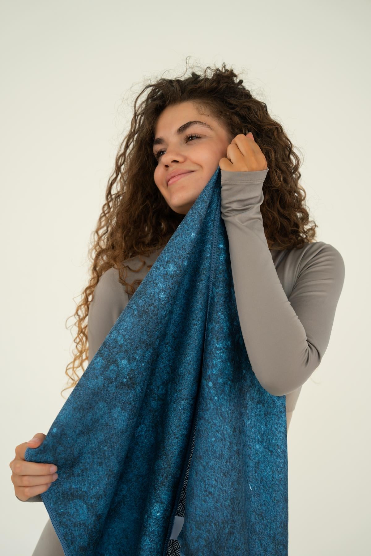 Blue Rebel - Sporthandtuch mit Magnet & Zipper-Tasche - WOODSANDWAVES