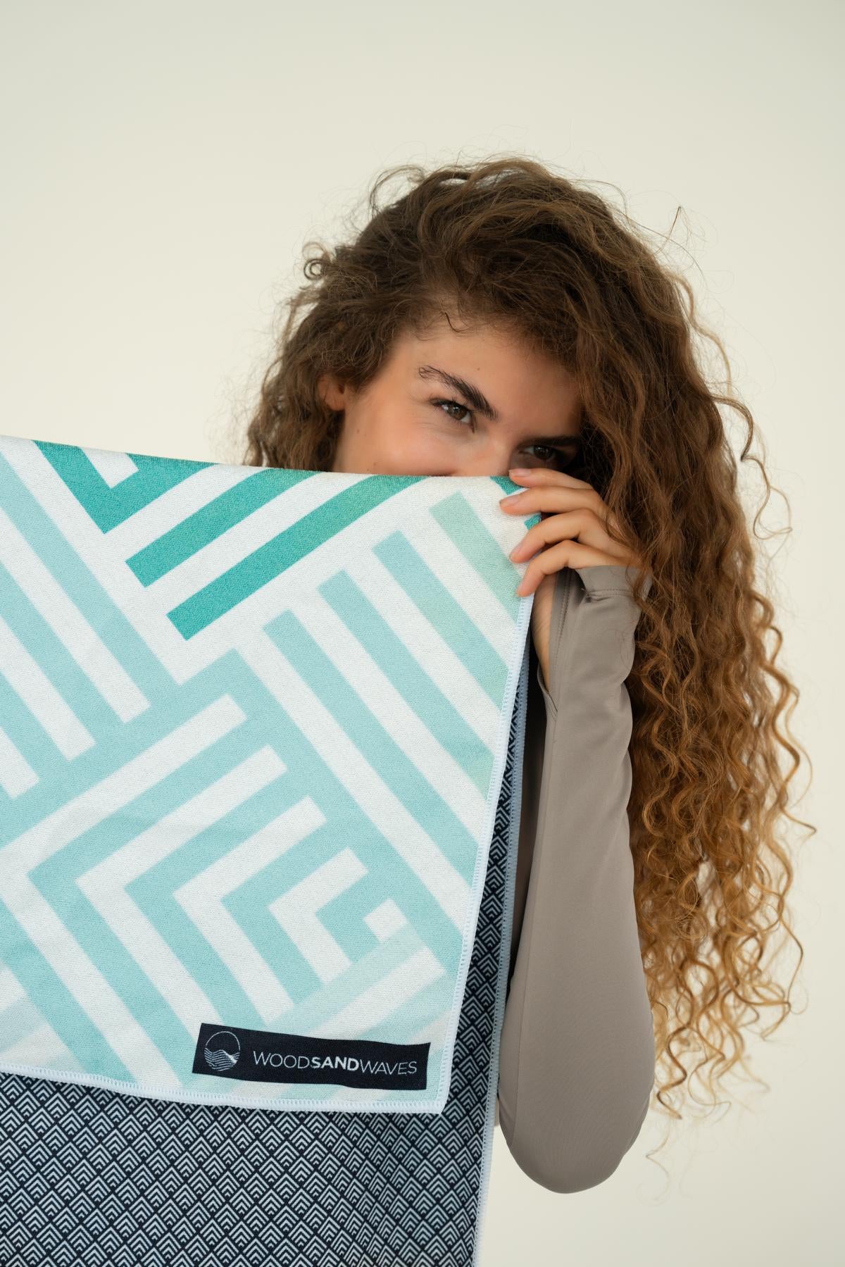 Mint Relaxation - Sporthandtuch mit Magnet & Zipper-Tasche - WOODSANDWAVES