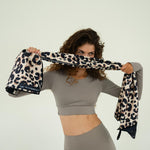 Wild Workout - Sporthandtuch mit Magnet & Zipper-Tasche - WOODSANDWAVES