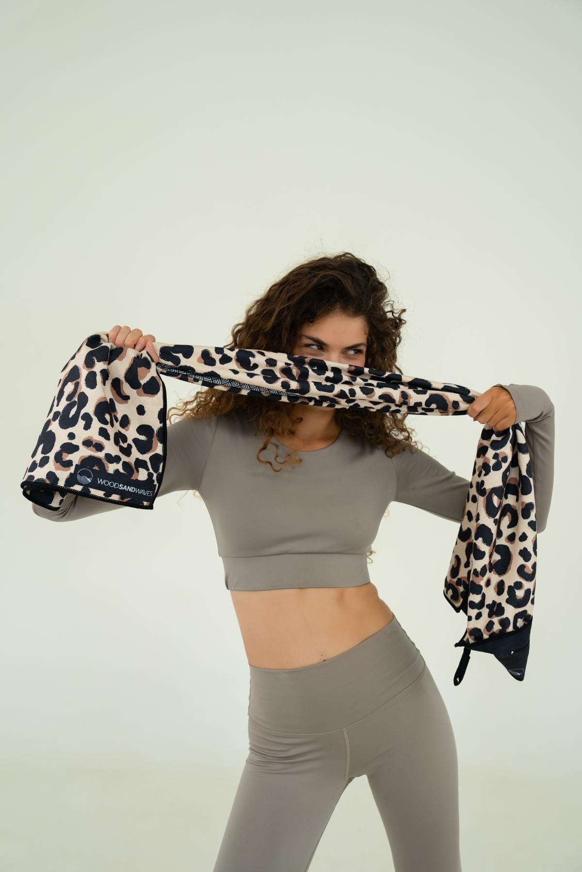 Wild Workout - Sporthandtuch mit Magnet & Zipper-Tasche - WOODSANDWAVES