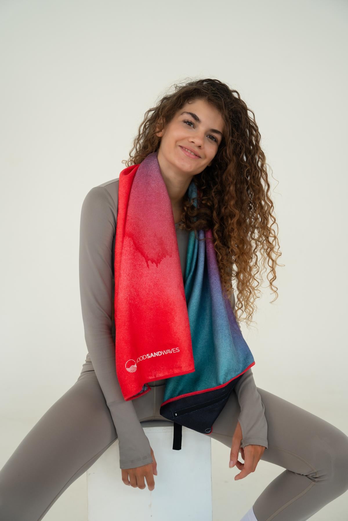 Active Flow - Sporthandtuch mit Magnet & Zipper-Tasche - WOODSANDWAVES