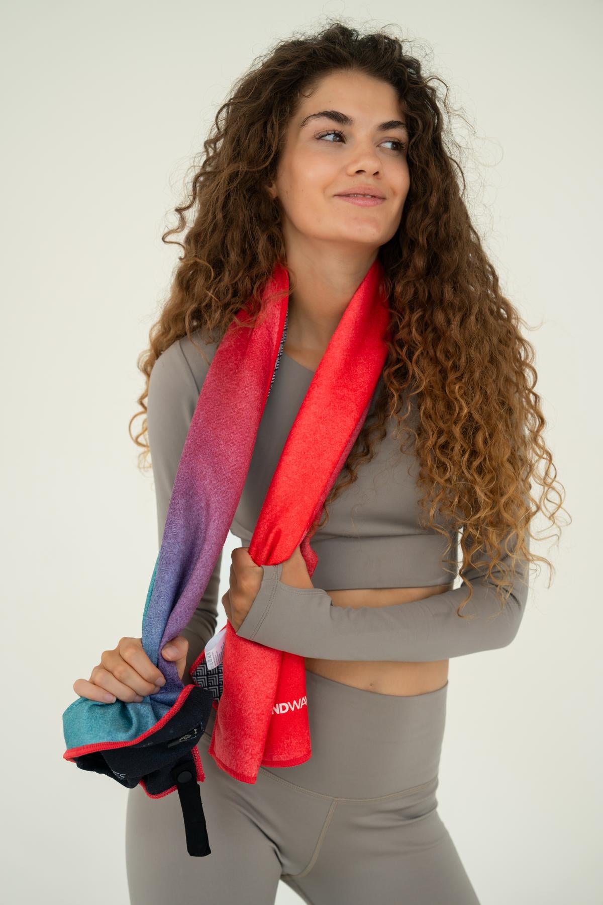 Active Flow - Sporthandtuch mit Magnet & Zipper-Tasche - WOODSANDWAVES