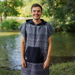 Surf-Poncho Dark Mind - für Frauen & Männer - aus schnelltrocknender und ultra-leichter Mikrofaser - WOODSANDWAVES