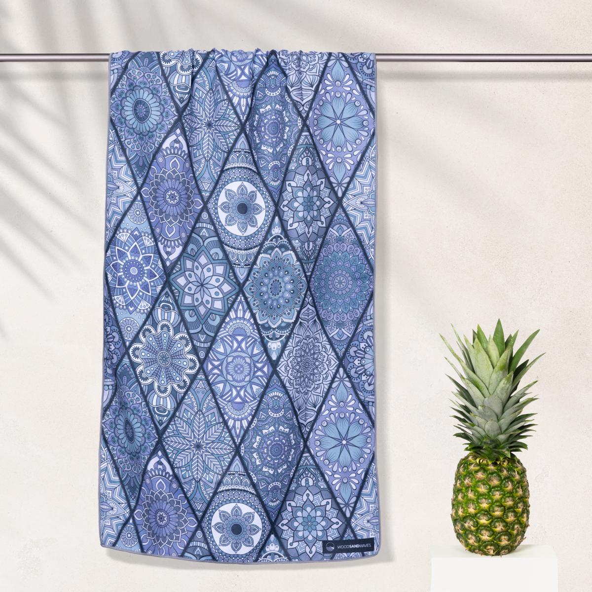 Mosaics Noir - Sandabweisendes Strandtuch mit Geheimfach (180cm x 80cm) - WOODSANDWAVES