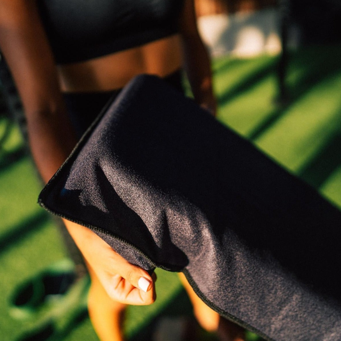 Clear Black - Sporthandtuch mit Magnet & Zipper-Tasche - WOODSANDWAVES