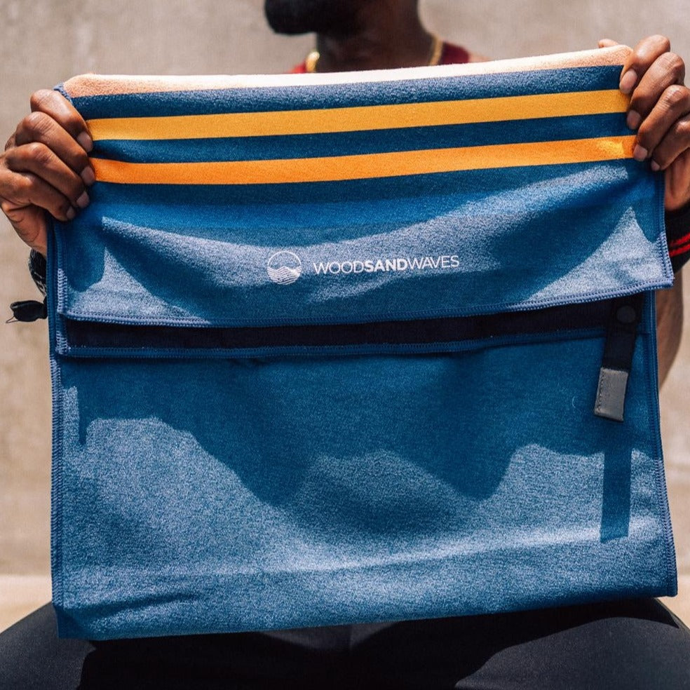 Calm Cruise - Sporthandtuch mit Magnet & Zipper-Tasche - WOODSANDWAVES