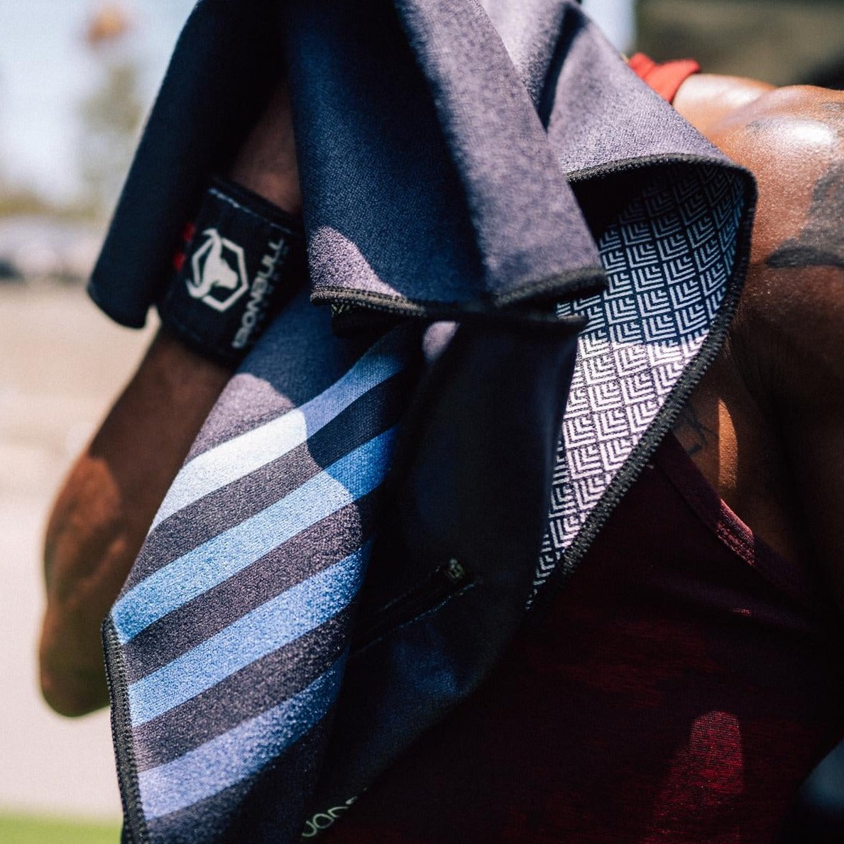 Calm Cruise Black - Sporthandtuch mit Magnet & Zipper-Tasche - WOODSANDWAVES