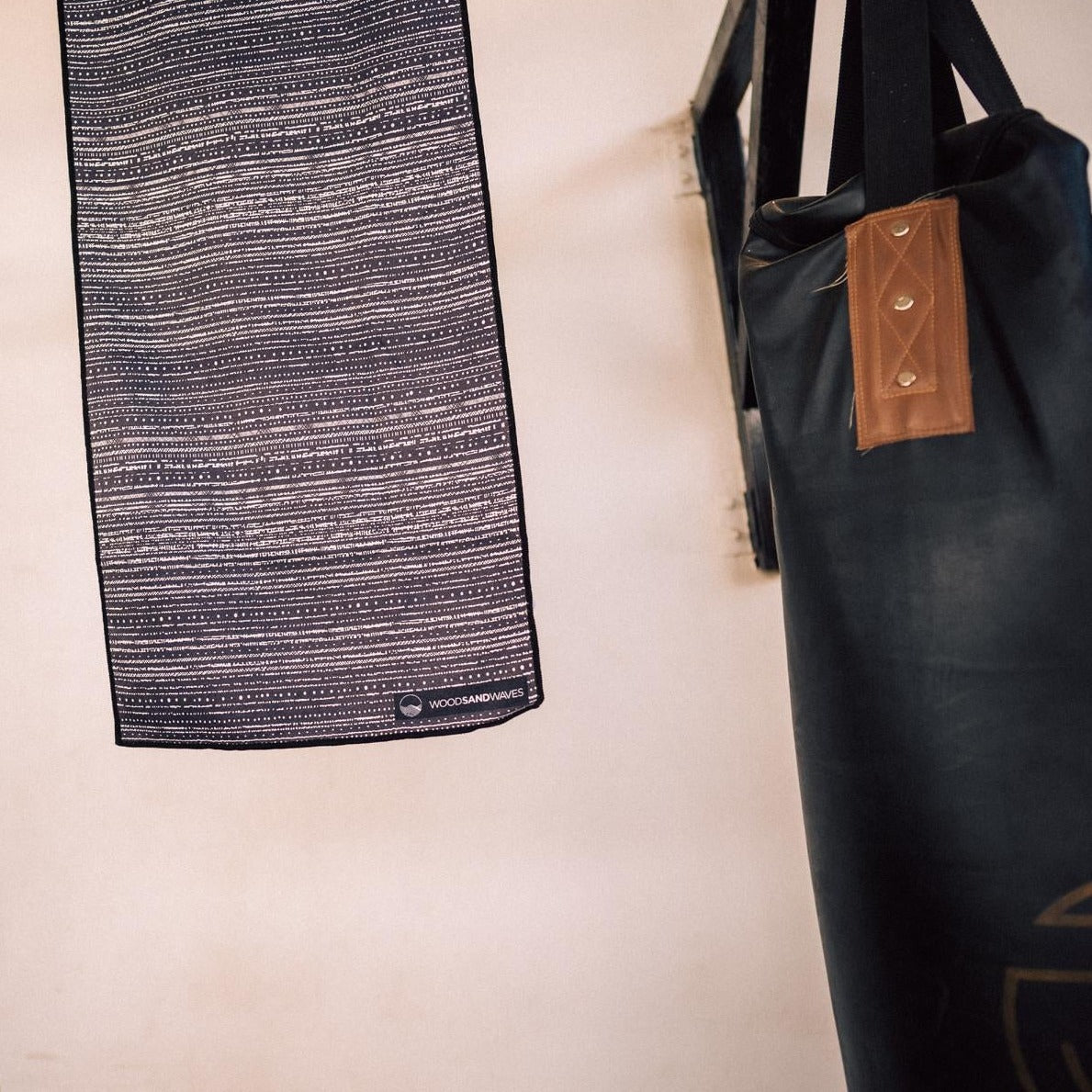 Dark Mind - Sporthandtuch mit Magnet & Zipper-Tasche - WOODSANDWAVES