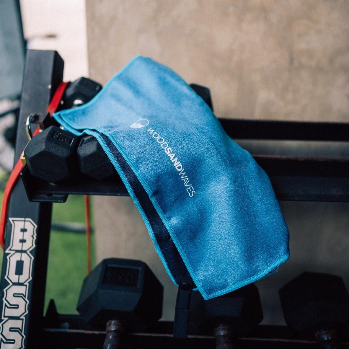 Clear Blue - Sporthandtuch mit Magnet & Zipper-Tasche - WOODSANDWAVES