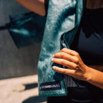 Green Energy Flow - Sporthandtuch mit Magnet & Zipper-Tasche - WOODSANDWAVES