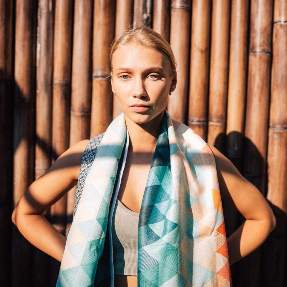 Kaleidoscope Orange - Sporthandtuch mit Magnet & Zipper-Tasche - WOODSANDWAVES