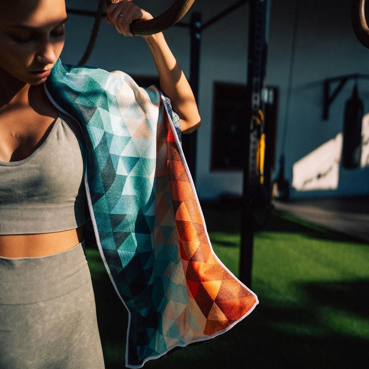 Kaleidoscope Orange - Sporthandtuch mit Magnet & Zipper-Tasche - WOODSANDWAVES