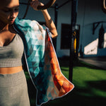 Kaleidoscope Orange - Sporthandtuch mit Magnet & Zipper-Tasche - WOODSANDWAVES