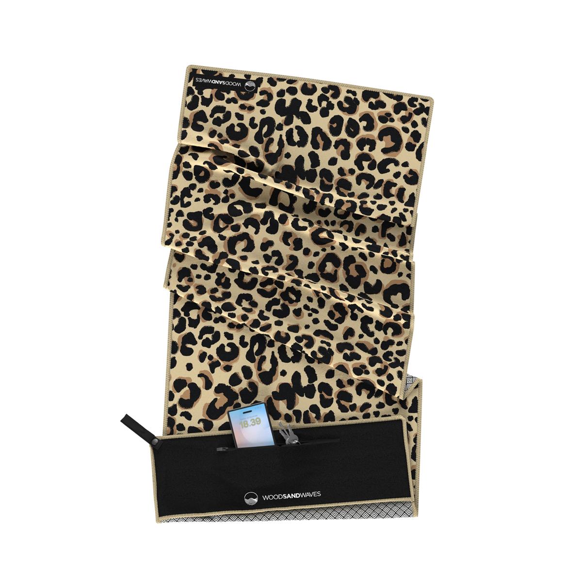 Wild Workout - Sporthandtuch mit Magnet & Zipper-Tasche - WOODSANDWAVES