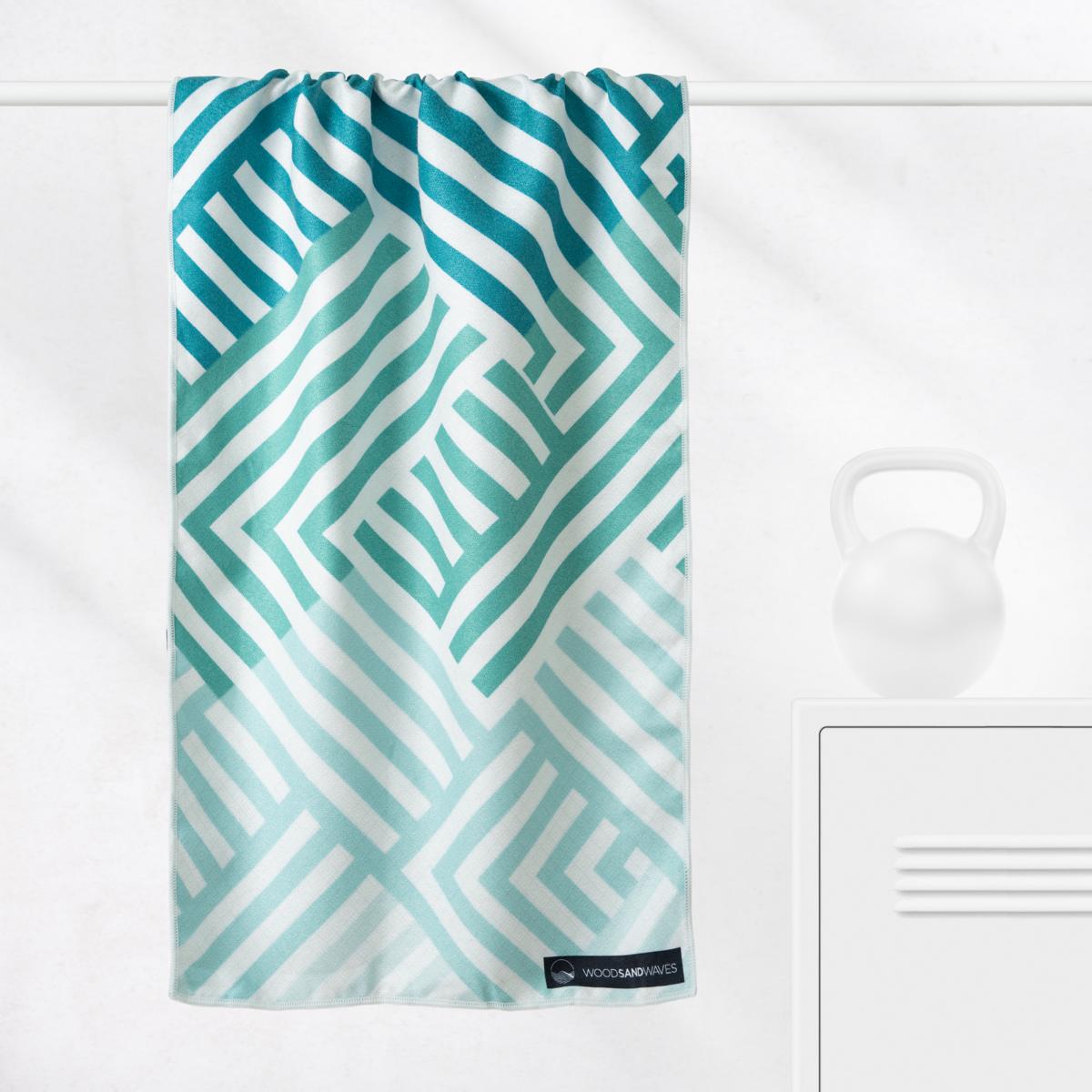 Mint Relaxation - Sporthandtuch mit Magnet & Zipper-Tasche - WOODSANDWAVES