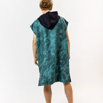 Surf-Poncho Energy Flow Green - für Frauen & Männer - aus schnelltrocknender und ultra-leichter Mikrofaser - WOODSANDWAVES