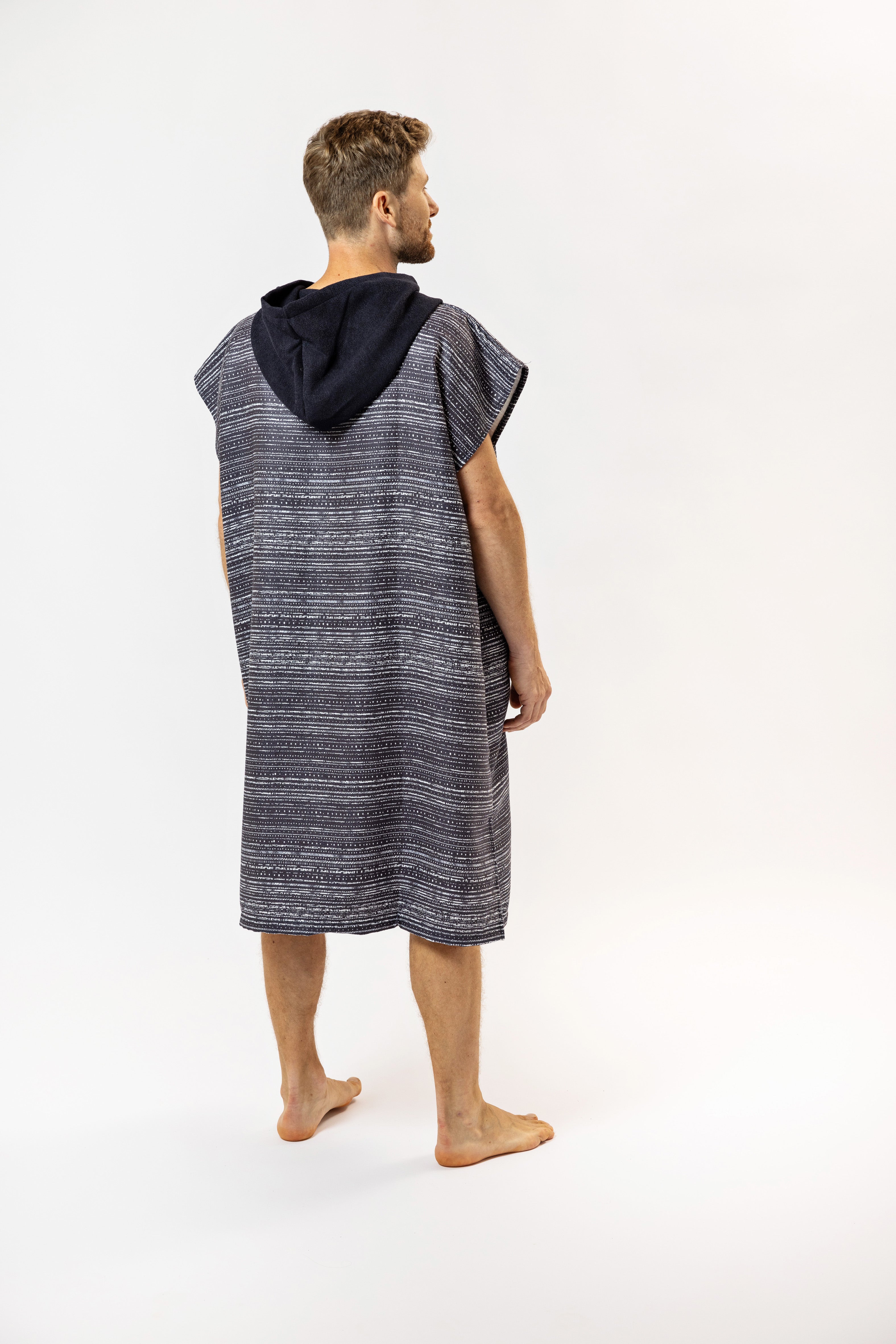Surf-Poncho Dark Mind - für Frauen & Männer - aus schnelltrocknender und ultra-leichter Mikrofaser - WOODSANDWAVES