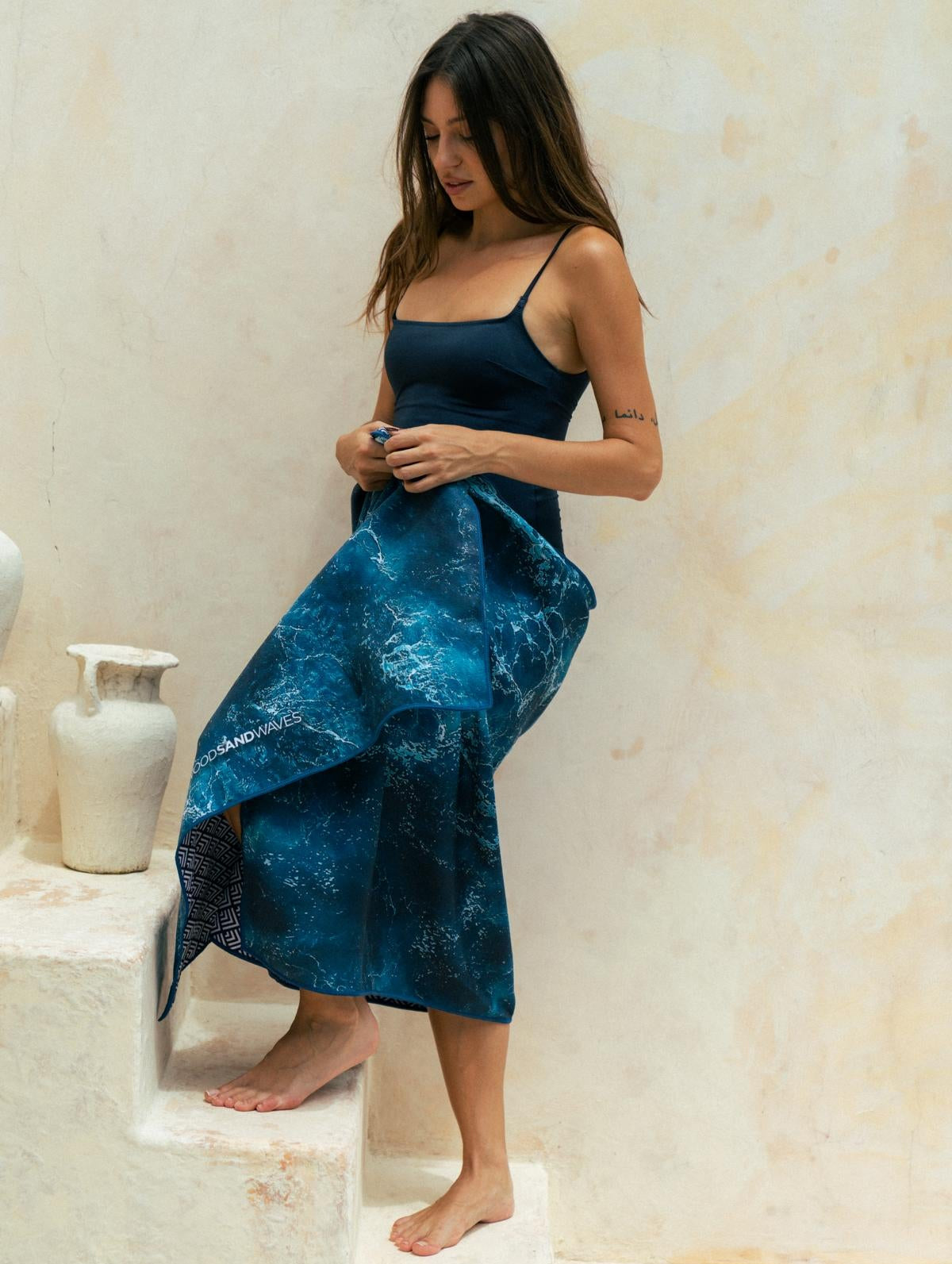 Strandhandtuch in marinblau - schnelltrocknend - WOODSANDWAVES