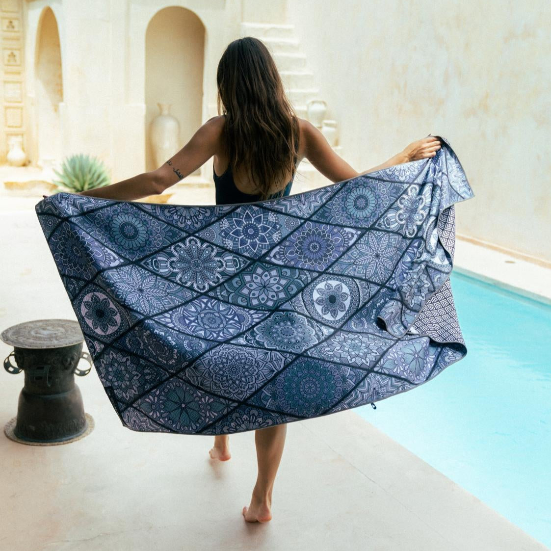 Buntes Mikrofaserhandtuch im Mosaik Design - aus leichter Mikrofaser -saugfähig und schnelltrocknend - WOODSANDWAVES