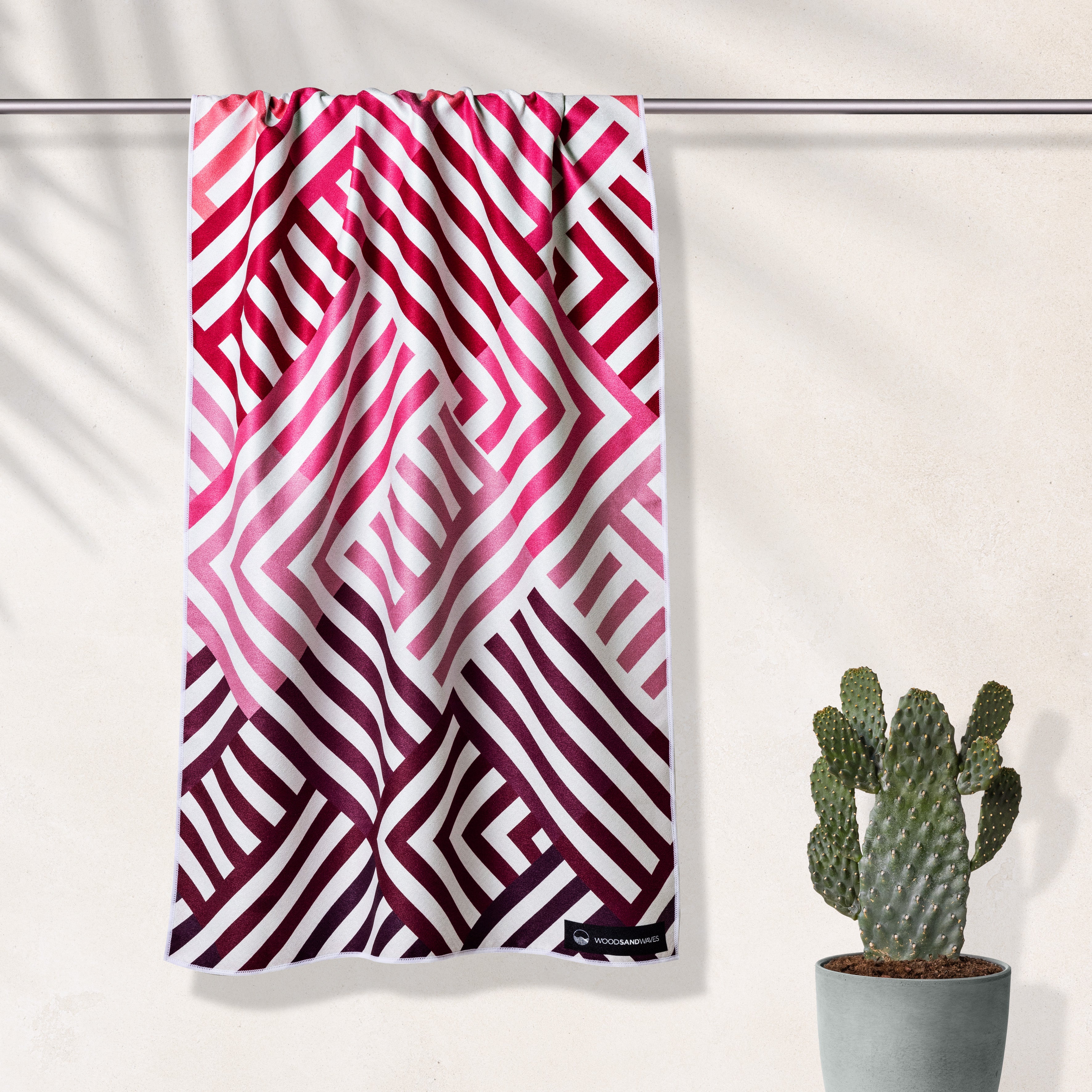 Pink Relaxation - Sandabweisendes Strandtuch mit Geheimfach - WOODSANDWAVES