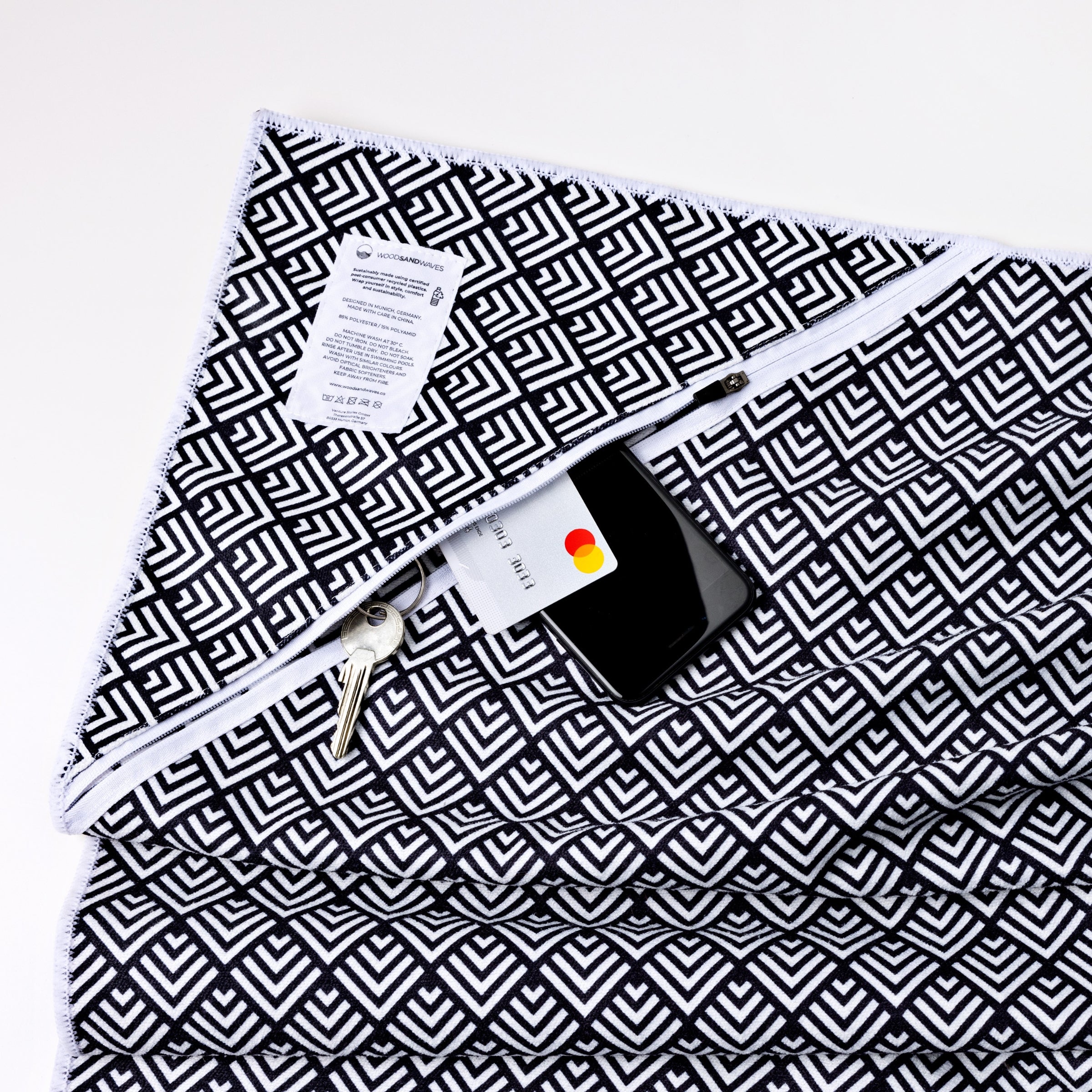 Pink Relaxation - Sandabweisendes Strandtuch mit Geheimfach - WOODSANDWAVES