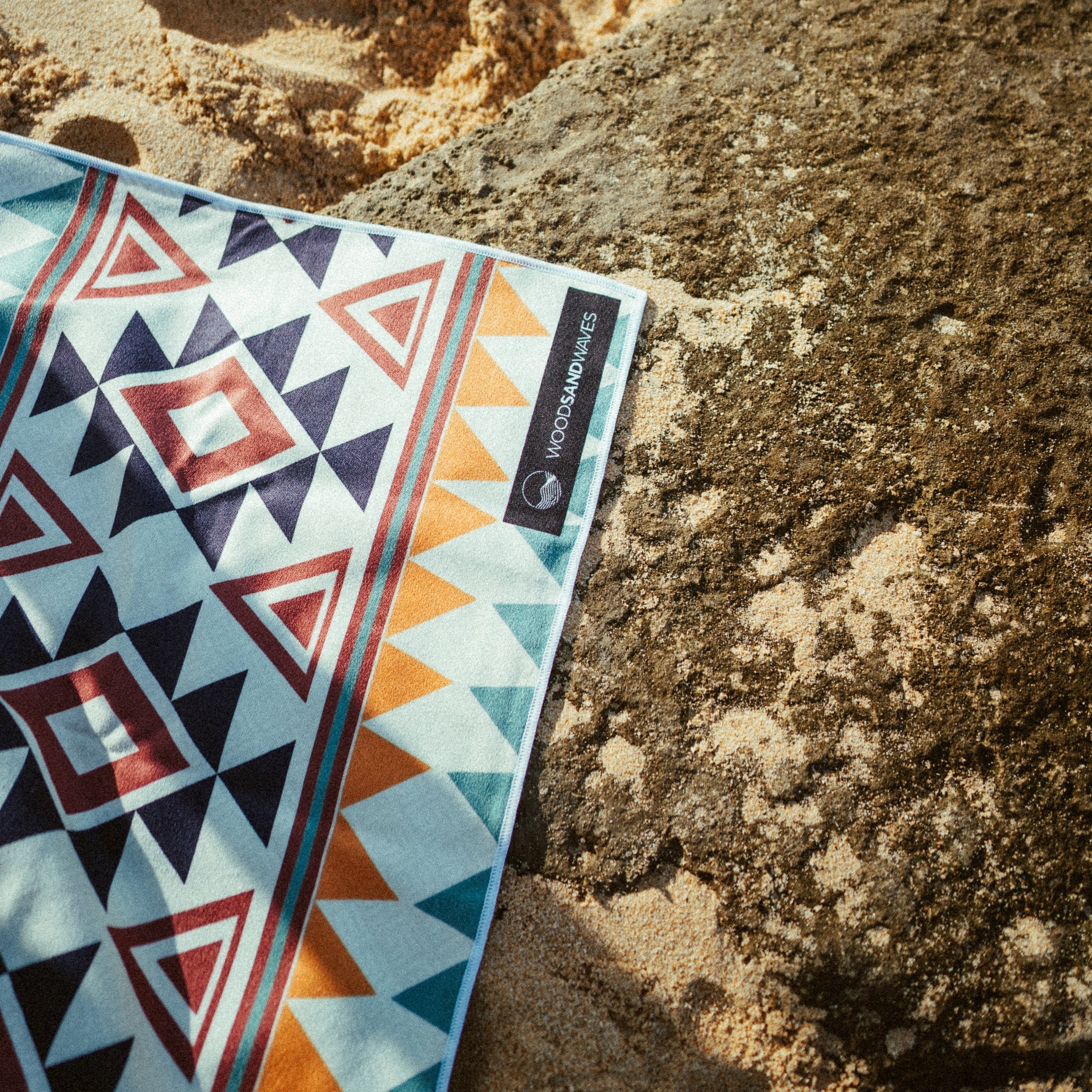 Warm Earth - Sandabweisendes Strandtuch mit Geheimfach - WOODSANDWAVES