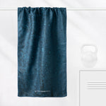 Blue Rebel - Sporthandtuch mit Magnet & Zipper-Tasche - WOODSANDWAVES