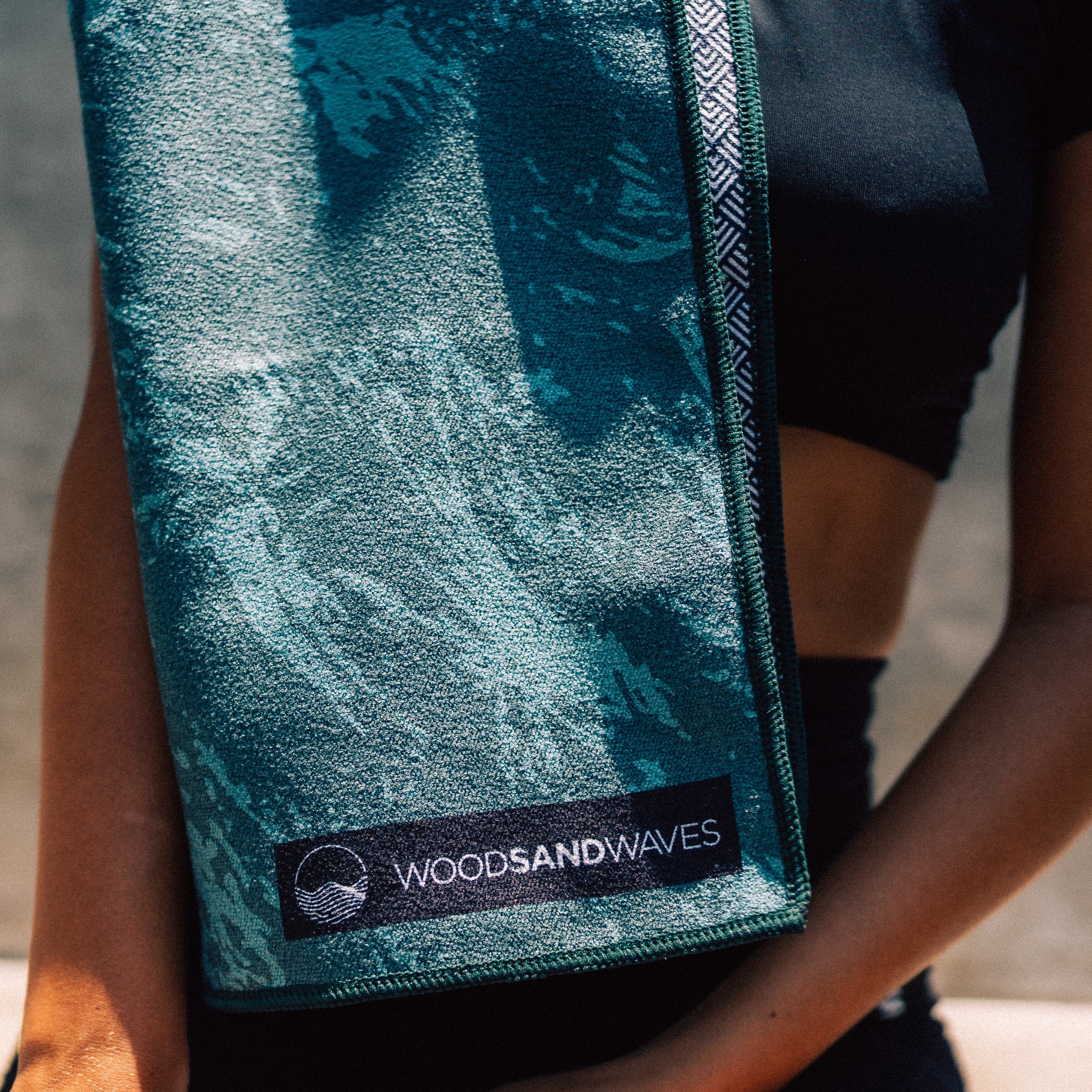 Green Energy Flow - Sporthandtuch mit Magnet & Zipper-Tasche - WOODSANDWAVES