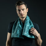 Green Energy Flow - Sporthandtuch mit Magnet & Zipper-Tasche - WOODSANDWAVES