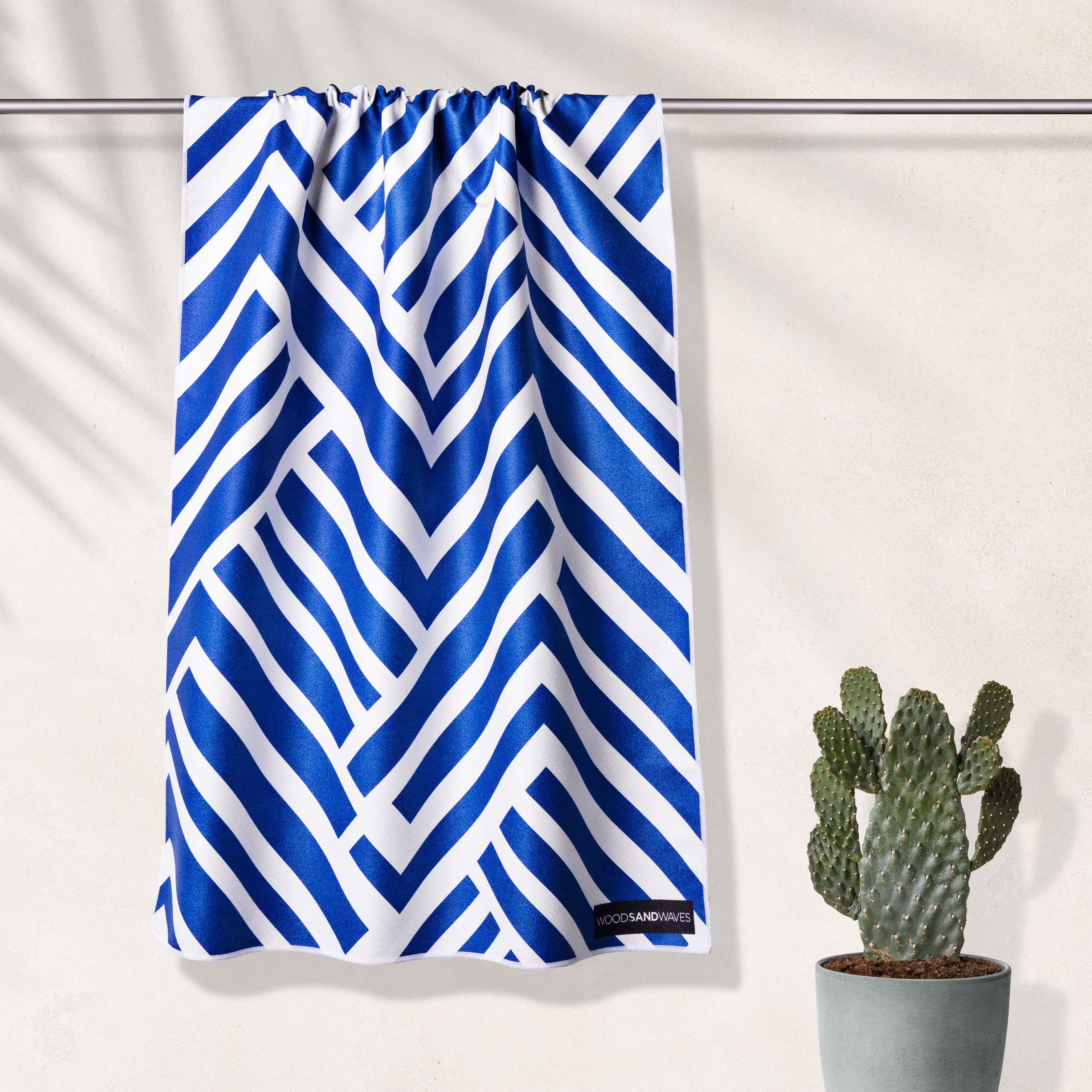 Ocean and Waves - Sandabweisendes Strandtuch mit Geheimfach - WOODSANDWAVES