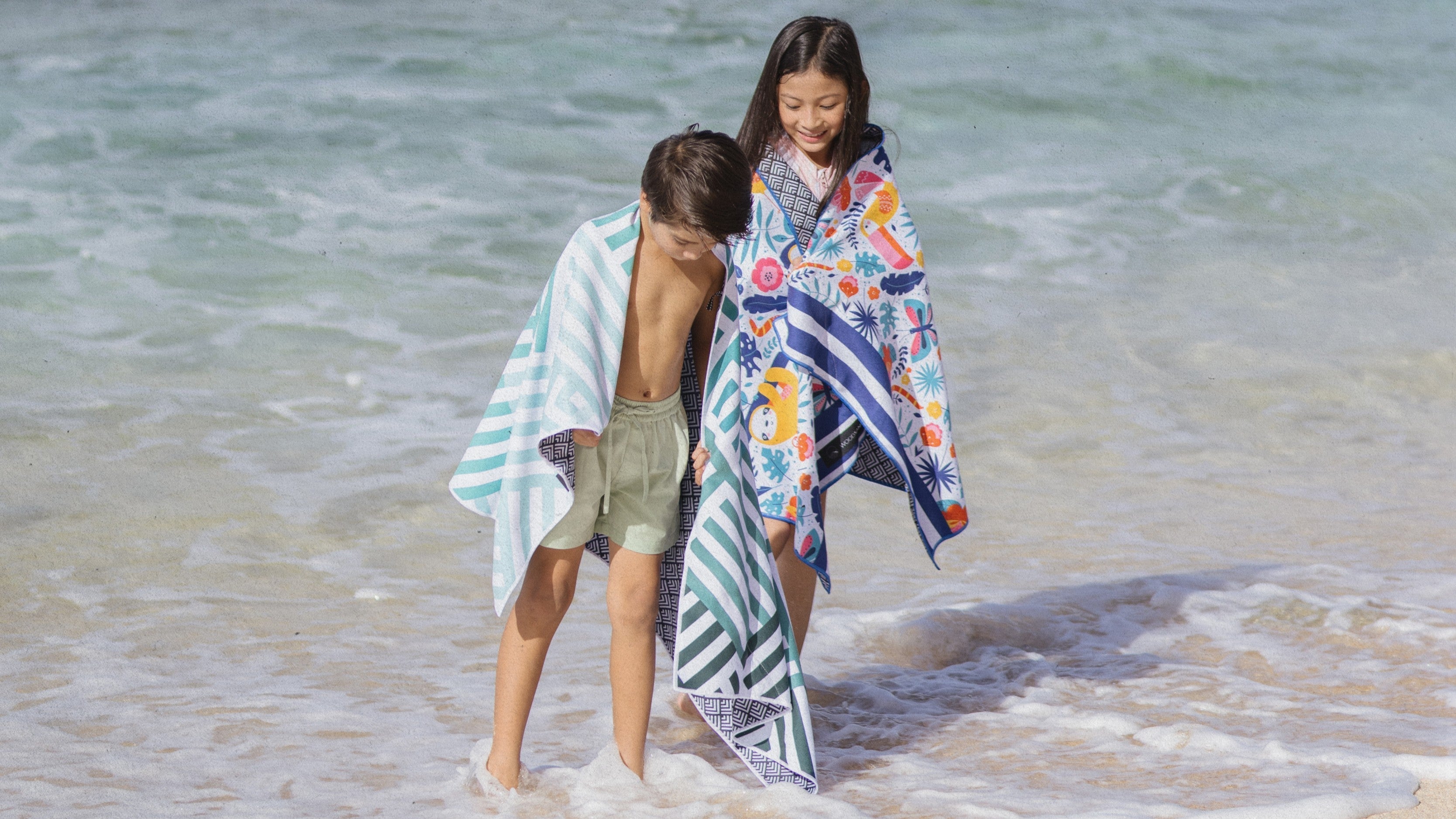 Kinder Strandtücher für Reisen - schnelltrocknend - aus Mikrofaser - leicht & kompakt - mit bunten Mustern und Designs