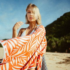 Palms in Paradise - Sandabweisendes Strandtuch mit Geheimfach - WOODSANDWAVES