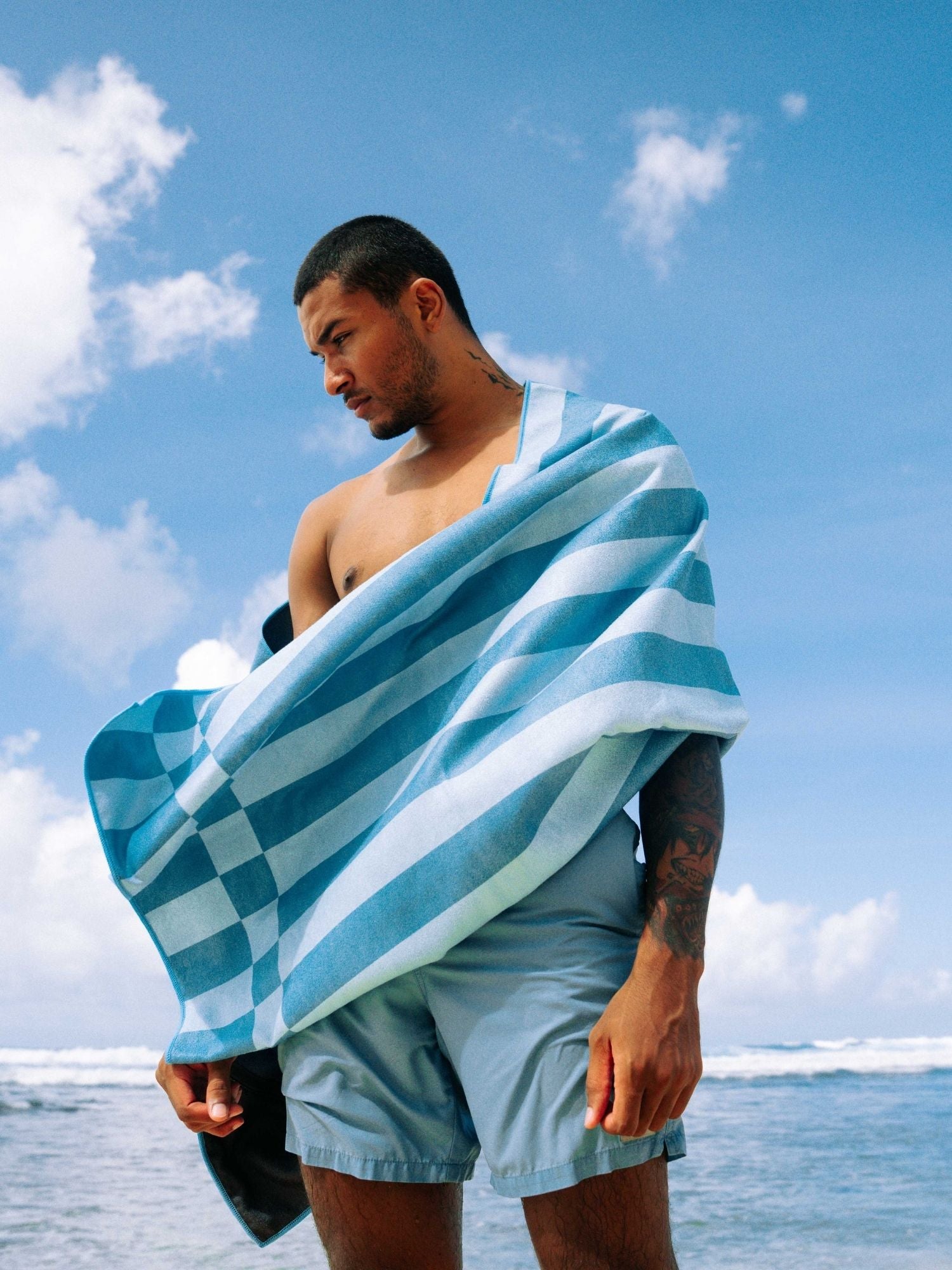 Lagoon Lines - Schnelltrocknendes Reise- und Strandtuch mit Geheimfach