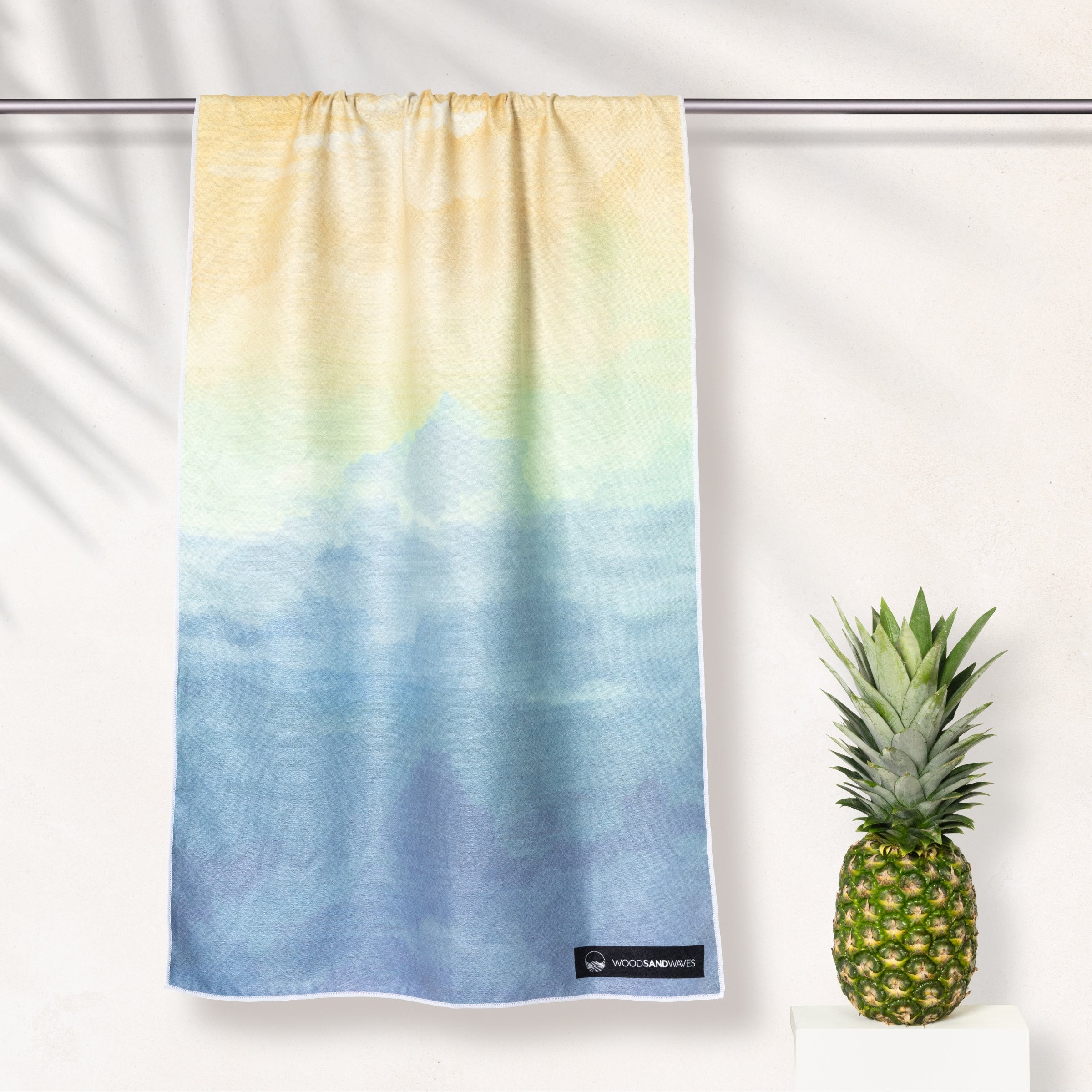 Dreamy Daybreak - Sandabweisendes Strandtuch mit Geheimfach - WOODSANDWAVES