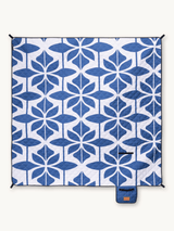 Indigo Bloom - Insulated Picnic and Beach Blanket 200 x 200 cm - XXL Picnic mat made from recycled PET - waterproof and insulating