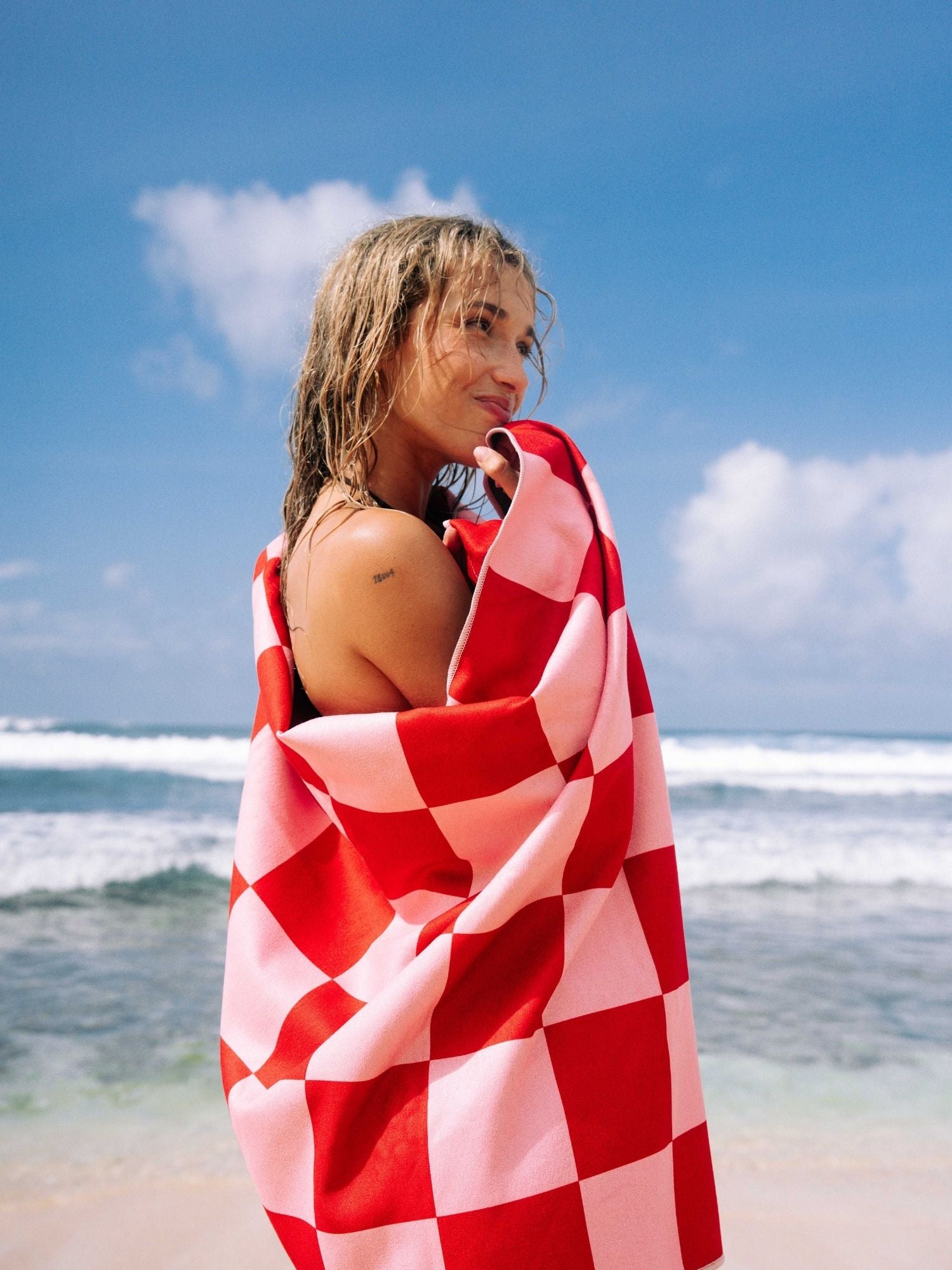 Cherry Checker - Schnelltrocknendes Reise- und Strandtuch mit Geheimfach