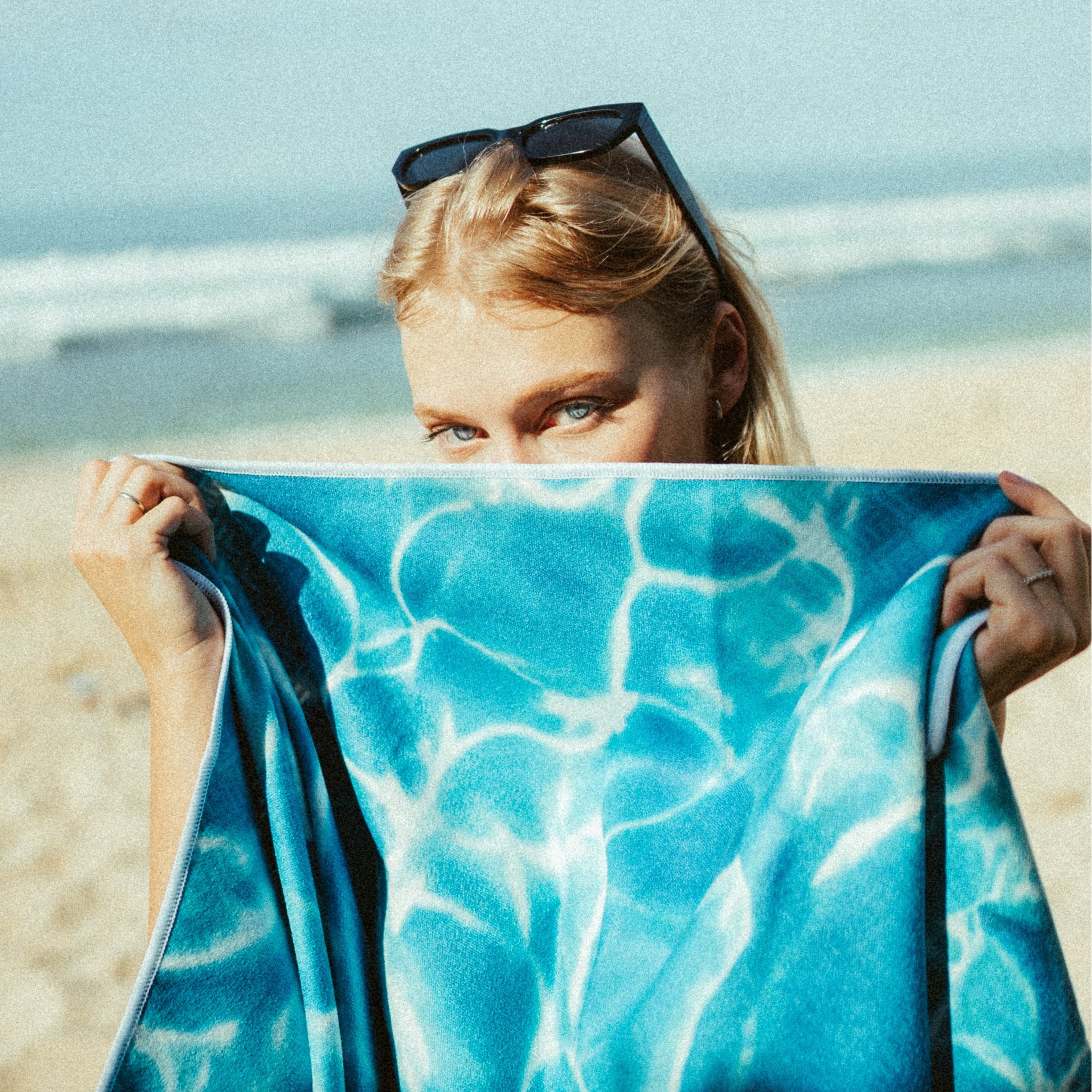 Leo Swim - Schnelltrocknendes Reise- und Strandtuch mit Geheimfach